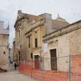 Ma la visita a questa importantissima area di Bari non finisce qui. Del complesso fa parte anche la chiesa di Santa Scolastica al Porto, separata per� dal convento benedettino da un muro. Per visitarla � necessario cos� uscire dall�area museale, attraversare piazza San Pietro e giungere in via Venezia, alla fine della Muraglia, dove si staglia l�ingresso del luogo di culto
